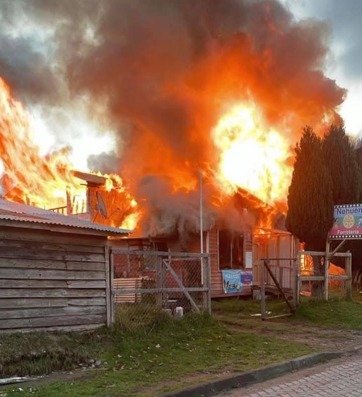 Incendio consumió por completo casa habilitación y ferretería en la comuna de Maullín