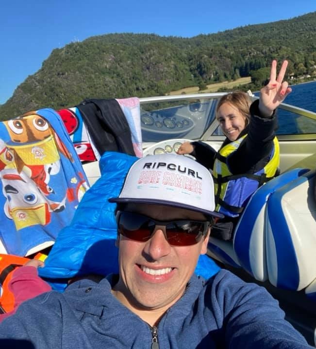 ESCÁNDALO DE LA SEMANA: Esposa de diputado RN y estrecho colaborador del Alcalde de Puerto Montt renuncia tras revelarse viaje al extranjero con licencia médica.