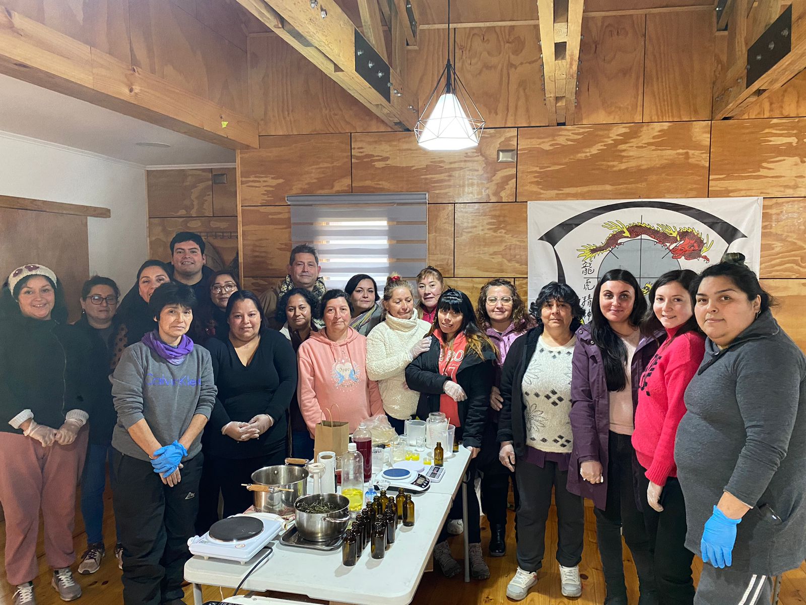 15 mujeres de Chonchi son favorecidas con curso en cosmética natural gestionado por la OMIL y financiado por Naviera Vergara